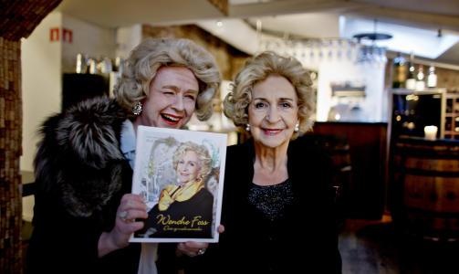 ET RIKT LIV: Wenche Foss (91) og Simon Andersen (utkledd som divaen) fl�rtet med pressen under dagens lansering av den nye billedboken om henne. Foto: Krister S�rb�