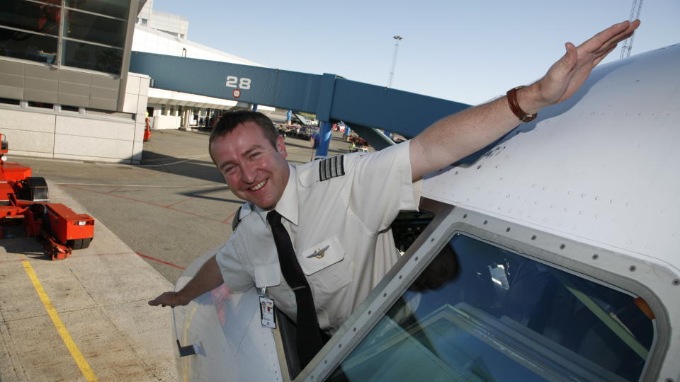 PUSSER OPP FLESLAND:  Flesland f�r penger til sikkerhetstiltak. Her er  det kaptein Bj�rn Djup p� Ingeborg Eriksdatter i SAS Braathens som er innom Bergen. Arkivforo: Foto: EIVIND PEDERSEN / Dagbladet