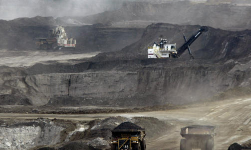 OLJESAND: - M�lrettede investeringer i � �delegge jordas klima og demonstrativt i strid med Norges uttrykte klimapolitikk, sier Rasmus Hansson i WWF. Foto: AP/ SCANPIX.