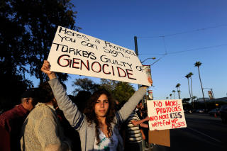 KREVER AT TYRKIA INNR�MMER � HA BEG�TT FOLKEMORD: Armenere i Beverly Hills, California i forrige m�ned. Foto: Kevork Djansezian/Getty Images/AFP