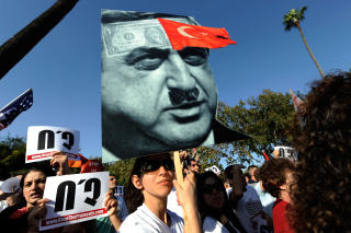 MENER PRESIDENTEN ER EN FORR�DER: Armensk diaspora demonstrerte i Beverly Hills tidligere i h�st. Foto: Kevork Djansezian/Getty Images/AFP