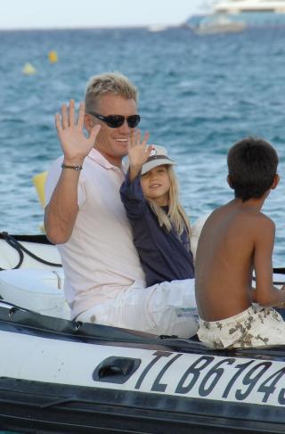 TOBARNSFAR: Lundgren har to d�tre med kona Anette Qviberg. Foto: STELLA PICTURES