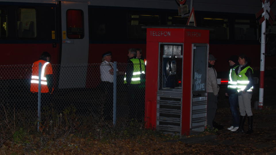 KASTET 30 METER I LUFTA: Da to menn skulle krysse toglinjen i Larvik i kveld gikk det galt. Foto: Lasse Ljung/Nyhetsfoto