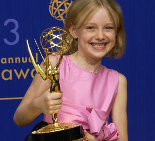 MED EMMY:  Her holder ni �r gamle Dakota Fanning Emmy-prisen for Beste Miniserie. Prisen gikk til Steven Spielberg Presents Taken i 2003. Foto: AP Photos/Reed Saxon