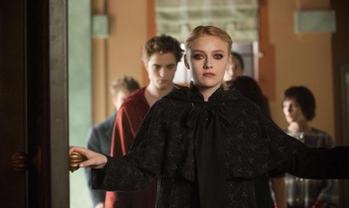 SOM OND VAMPYR:  Dakota Fanning synes at det var litt spesielt � skulle spille ond, s�rlig siden hun er blitt s� god venninne med hovedrolleinnehaver Kristin Stwart. Foto: STELLA PICTURES