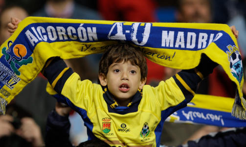 HISTORISK DAG: Kvelden p� Santiago Bernabeu blir nok husket av supporterne til Alcorc�n. Foto: Armando Franca/Scanpix