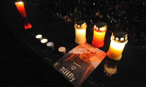 HVIL I FRED: Mange tente lys i kveld for � hedre Robert Enkes minne. Foto: Scanpix