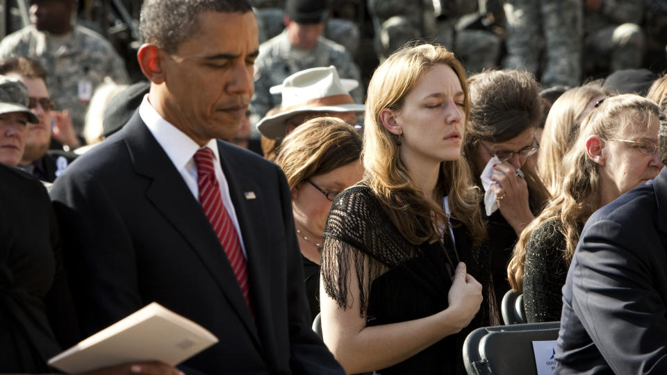 S�RGET:  President Barack Obama s�rget sammen med ofrenes familiemedlemmer under minnestunden ved Fort Hood i Texas. Foto: AP Photo/Jay Janner/Scanpix