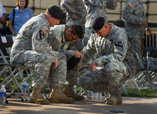 SAMMEN I SORGEN: Amerikanske soldater minnet de 13 drepte. Foto: Joe Raedle/Getty Images/AFP/Scanpix