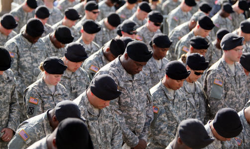 MISTET EN AV SINE EGNE: Amerikanske soldater ved Fort Hood-basen ber til gud under minnestunden. Foto: Joe Raedle/Getty Images/AFP/Scanpix