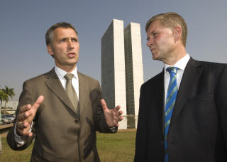 KAN HA P�VIRKET OBAMA: Statsminister Jens Stoltenberg og milj�- og utviklingsminister Erik Solheim. Foto: Bj�rn Sigurds�n / SCANPIX