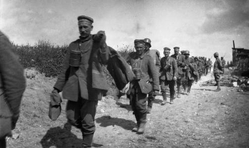 TYSKE KRIGSFANGER: Franske soldater passet p� mens krigsfangene ble marsjert gjennom Belgia i september 1918. De allierte hadde seiret og den endelige v�penstillstanden var innen rekkevidde. Foto: SCANPIX