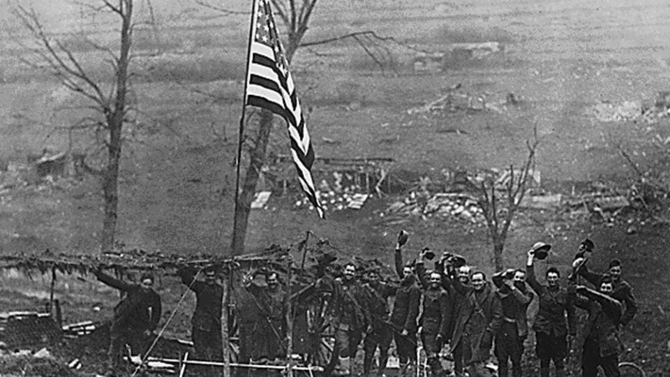FREDEN VAR KOMMET: Amerikanske soldater heiste flagget 11. november 1918 i byen Etraye i �st-Frankrike etter at det siste skuddet var avfyrt. Foto:  AFP