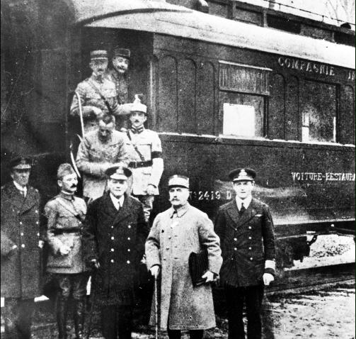 11.11.1918 V�penhvilen i f�rste verdenskrig ble endelig inng�tt i en togvogn i Frankrike klokka 11. I dag markeres Armistice Day verden over. Med p� signeringen var tyskerne Erzberger og von Oberndorff, britenes Vanslow og Weymiss og Frankrikes general Maxime Weygand og feltmarskalk Foch. Foto: EPA/AFP