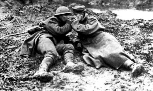 HISTORISKE BILDER: En kanadisk soldat (til venstre) tenner opp sigaretten til en tysk krigsfange ved Paschendale ved Vestfronten i november 1917. Fortsatt var det ett �r igjen av krigen. Foto: REUTERS