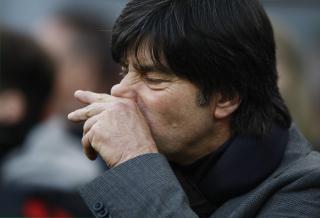 AVLYSER KAMP: Tyskland-trener Joachim Loew og landslaget er i sorg. Foto: REUTERS/Christian Charisius