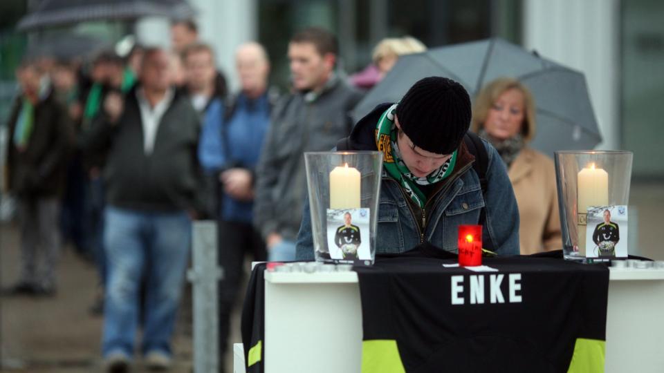I SORG: Robert Enkes d�dsfall preger Tyskland. Her st�r Hannover-fans i k� for � vise sin medf�lelse. Foto: EPA/KAY NIETFELD