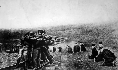 HENRETTELSER: �sterriske soldater skyter serbiske fanger i 1917. Foto: WIKIMEDIA