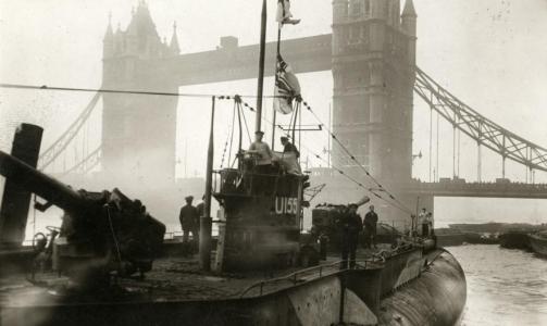 PARADEMARSJ MED TYSK U-B�T: Vist fram i London foran Tower Bridge etter v�penhvilen i 1918. U-155 kom tilbake til Tyskland 12. november 1918 og ble overgitt 24. november sammen med andre tyske ub�ter. Foto: WIKIMEDIA