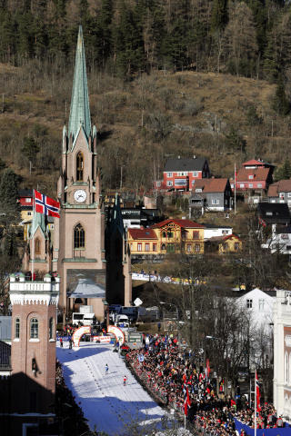 HAR H�Y INNVANDRERANDEL: Drammen, her med skil�p ved Bragernes kirke, har rundt 17 prosent ikke-vestlige innvandrere if�lge den brede definisjonen.   
Foto: Erlend Aas / SCANPIX
