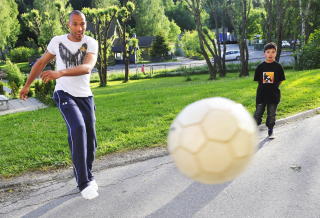 L�RENSKOG: Har i dag 14 prosent ikke-vestlige innvandrere. Her er John Carew hjemme p� L�renskog.  Foto: Erik Berglund