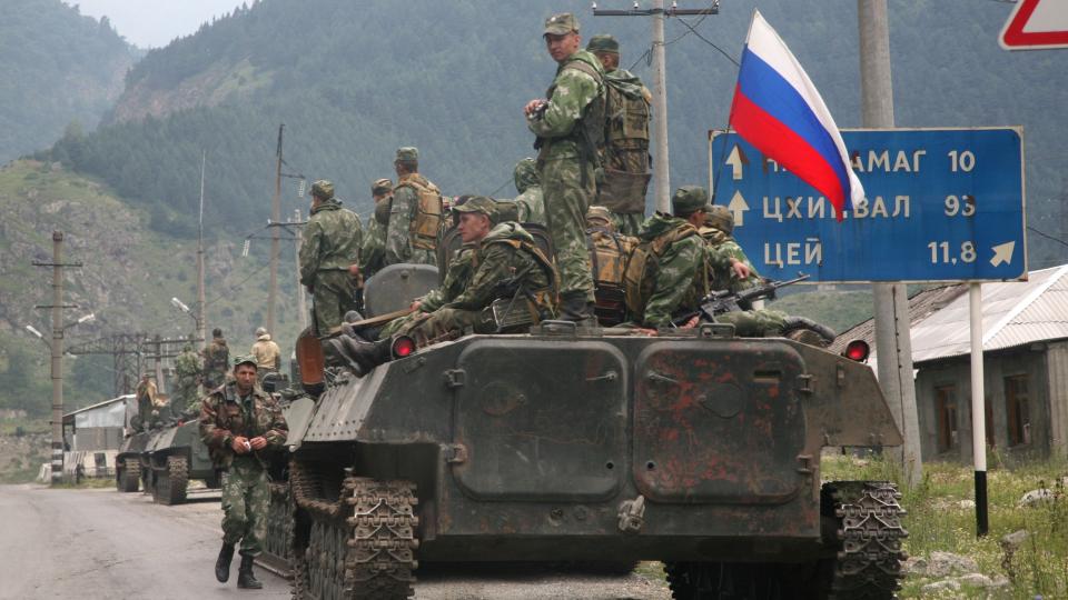 KONTROLLERER GRENSA: Russiske styrker kontrollerer grensene. Dette bildet er fra da styrkene tok seg mot S�r-Ossetia i forbindelse med konflikten. Foto:  AP Photo/Musa Sadulayev/Scanpix