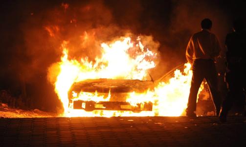 ILLSINTE: Innbyggerne i byen Cuijingo tente p� en bil under demontrasjonene mot kindapperne. Foto: EPA/LUIS CARBALLO/Scanpix