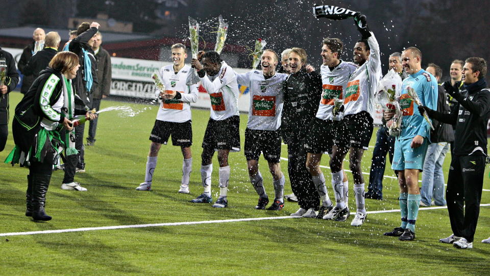 JUBELSESONG: Glade H�nefoss-spillere feirer opprykket til tippeligaen. Men det er ikke klart hvilke spillere som er p� laget i 2010. Foto: Arnt E. Folvik