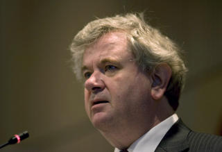 YTER GODT AV VENNESAMFUNNET? Islands tidligere statsminister og sentralbanksjef, er n� redakt�r i et av landets st�rste aviser. Foto: REUTERS/Ingolfur Juliusson/Scanpix