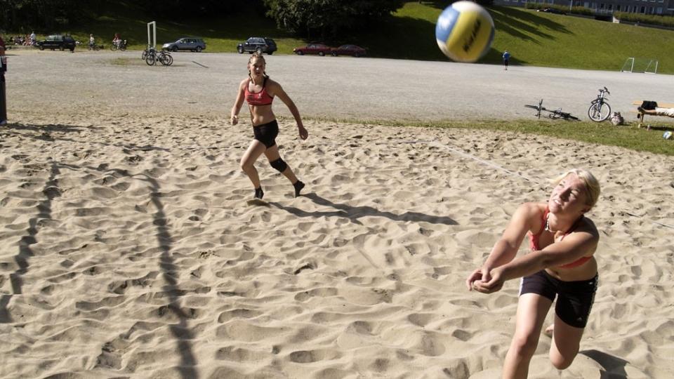 BREDDE: Over 50 undergrupper faller inn under NTNUI, fra sandvolleyball til vannpolo til langrenn. Foto: NTNUI SANDVOLLEYBALL