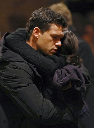 TR�ST: Michael Ballack omfavner Teresa Enke under minnestunden. Foto: Scanpix