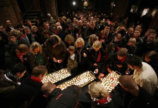 HAR BEVEGET MANGE: Det var ikke bare ivrige fotballsupportere som str�mmet til minnestunden i Marktkirche i Hannover i dag. Byens innbyggere har m�tt fram i tusentall for � tenne lys og minnes Robert Enke. Foto: Christian Charisius