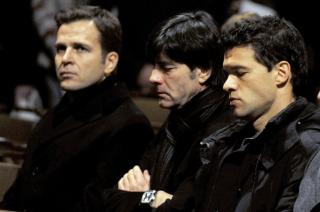 I DYP SORG: Den tyske landslagets manager Oliver Bierhoff, trener Joachim Loew kaptein Michael Ballack var sammen for � minnes Robert Enke. Foto: Scanpix