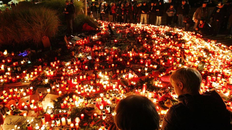 STILLE SORG: Et hav av lys uttrykker sorgen og sympatien innbyggerne i Hannover f�ler etter Robert Enkes d�d. Tusenvis samlet seg i kveld foran klubben stadion etter � ha overv�rt minnegudstjenesten i byen Marktkirche. Foto: Christian Charisius/Scanpix
