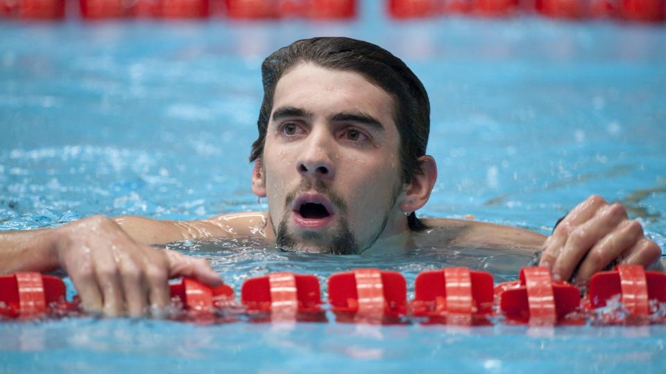 HAR KASTET DRAKTA: De omstridte, n�rmest heldekkende sv�mmedraktene er forbudt fra nytt�r. Stjerna Michael Phelps har allerede kastet sin og det p�virket resultatene hans i verdenscupstevet i Stockholm. Foto: Fredrik Sandberg/Scanpix