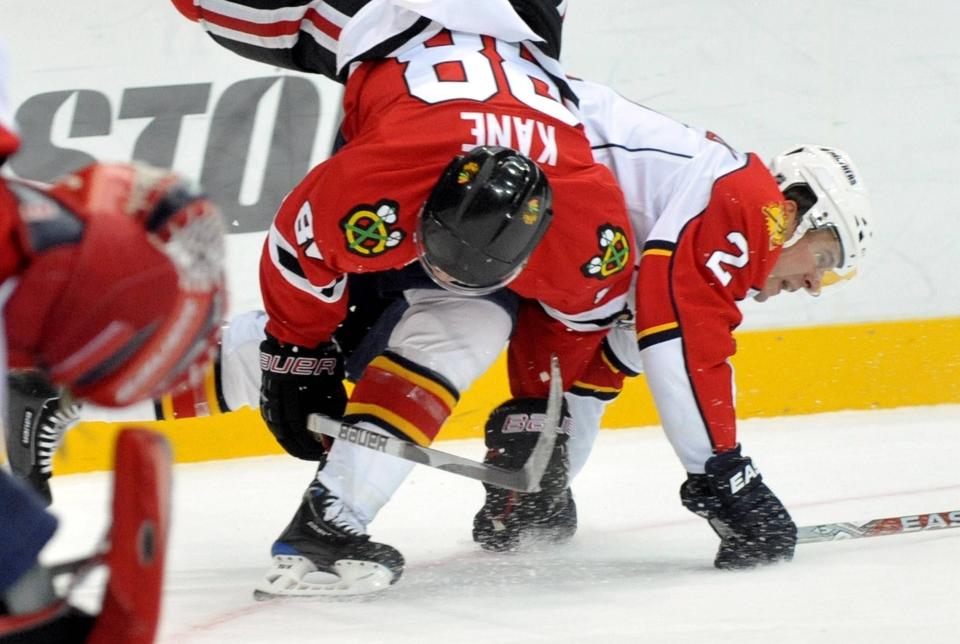 FARLIG SPILL: Keith Ballard fra Florida Panthers og Patrick Kane fra Chicago Blackhawks p� vei ned i isen, ikke akkurat et uvanlig syn i NHL. Foto: Jussi Nukari/Scanpix