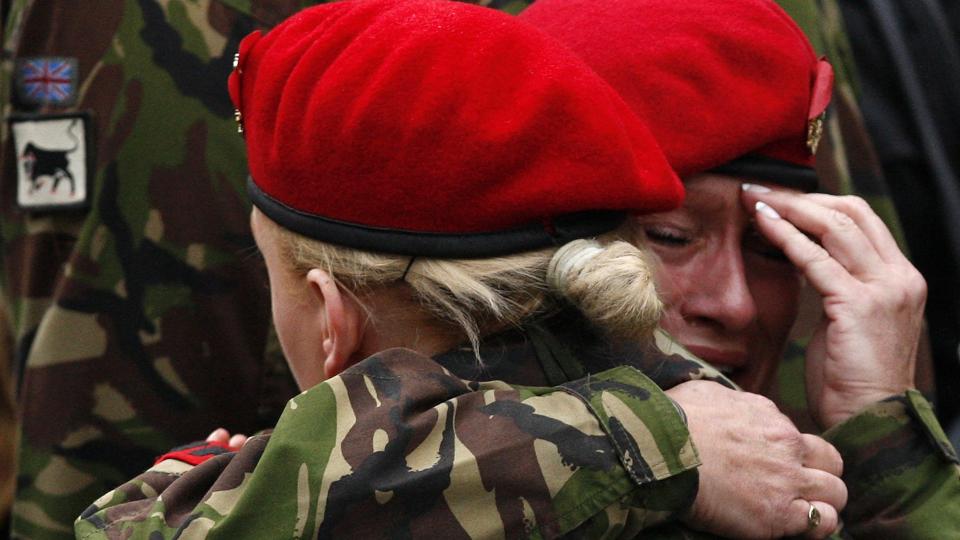 S�RGER: Over 200 drepte soldater har skapt misn�ye blant britene mot krigf�ringen i Afghanistan. N� er det avsl�rt at byr�krater i Forsvarsdepartementet kan motta h�ye bonuser - i enkelte tilfeller h�yere enn det en soldat tjener i �ret. Foto: REUTERS/Suzanne Plunkett/Scanpix