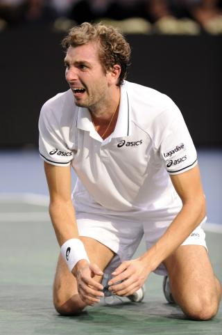 R�RT: Julien Benneteau sank p� kne og gr�t av glede etter � ha sl�tt verdensener Roger Federer i Paris Masters i tennis. Foto: Jacky Naegelen, SCANPIX/Reuters