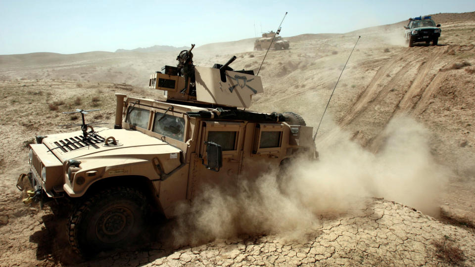 STRIDSOMR�DE: ISAF-soldatene sier de mistenkte at det oppholdt seg Taliban-medlemmer hos R�de Halvm�ne i Qalat, hvor soldatene p� bildet patruljerer. Foto: REUTERS/Goran Tomasevic/Scanpix
