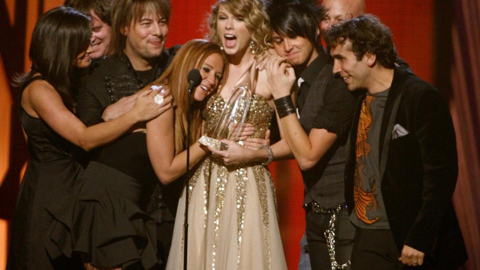 INVITERTE BANDET SITT P� SCENEN: Han som angivelig skal v�re kj�resten hennes var ikke tilstede, men 19-�rige Taylor Swift fikk god st�tte av bandet sitt da t�rene ikke ville stoppe under nattas CMA. Foto: SCANPIX
