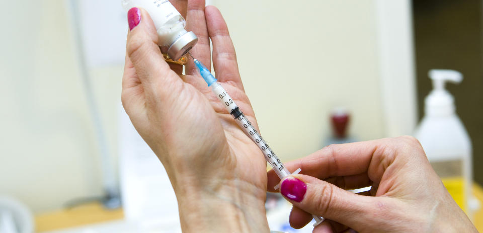 OPPRETTHOLDER VAKSINASJONSR�DET:
En helses�ster forbereder en svineinfluensaspr�yte p� T�yensenteret. Til tross for en nedgang i antall syke, anbefaler Folkehelseinstituttet fremdeles at flest mulig vaksinerer seg. Foto: SCANPIX