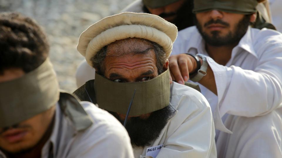 FARLIG OMR�DE: Disse mistenkte Taliban-medlemmene ble p�grepet i Kunar-omr�det i august i �r. REUTERS/Carlos Barria/Scanpix