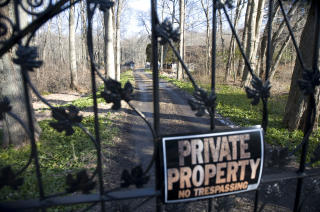 STOR EIENDOM: Her jobbet Nash for eieren av sjimpansen og skulle hjelpe henne � lokke dyret inn i huset da ulykken skjedde. Foto: SCANPIX