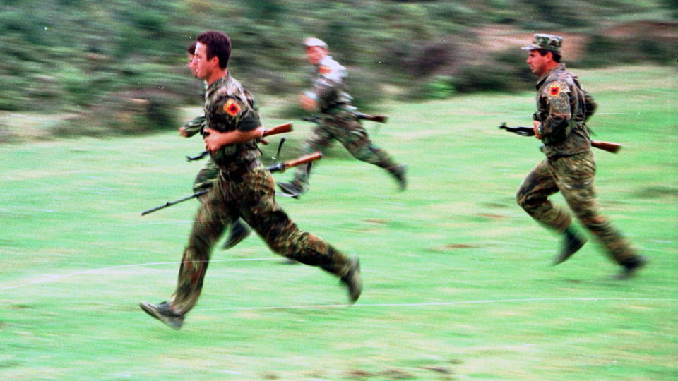 P� JOBB: Medlemmer av den kosovoalbanske UCK-geriljaen under trening i Drenica-omr�det i den vestlige delen av Kosovo i 1998. Etter den serbiske offensiven ble UCK tvunget til � legge om til tradisjonell geriljataktikk. Bildene er tatt med et kamera P�l Refsdal fikk l�ne av geriljaen. Sitt eget utstyr mistet han da han ble skadd i et serbisk bakholdsangrep natta mellom 14. og 15. juni. Foto: P�l Refsdal