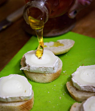 Forrett: Lokal chevre med honning og balsamico.