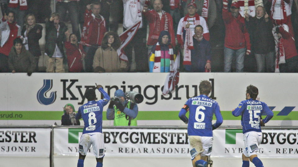 ELSKER SARP: Makthar Thioune p�dro seg 10 000 FFK-supporteres vrede, gult kort og senere et bytte da han feiret scoring ved � tegne en �S� for Sarpsborg foran hjemmefansen i Fredrikstad. P� forh�nd hadde han funnet ut hvilken retning han skulle peke for � treffe nabobyen. Foto: ARNT E. FOLVIK / Dagbladet