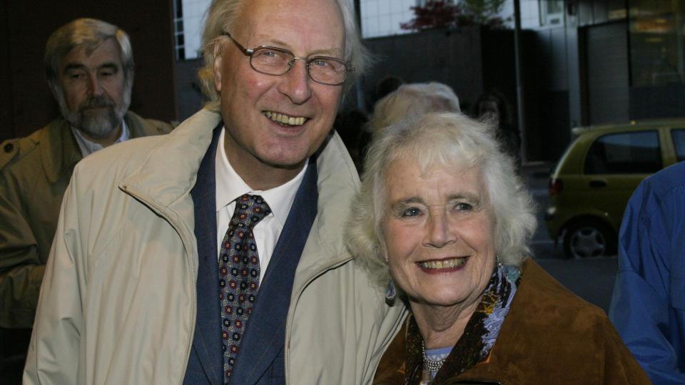 BLE 81 �R: Her er Helge Reiss med sin kone Marit i 2003. Foto: Knut Fjeldstad / SCANPIX
