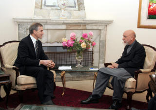 M�TTES I KABUL: Norges utenriksminister Jonas Gahr St�re m�tte Afghanistans president Hamid Karzai i g�r, blant annet for � diskutere det omstride valget som f�rte til at Karzai ble gjenvalgt. Foto: AFP PHOTO/POOL/S SABAWOON