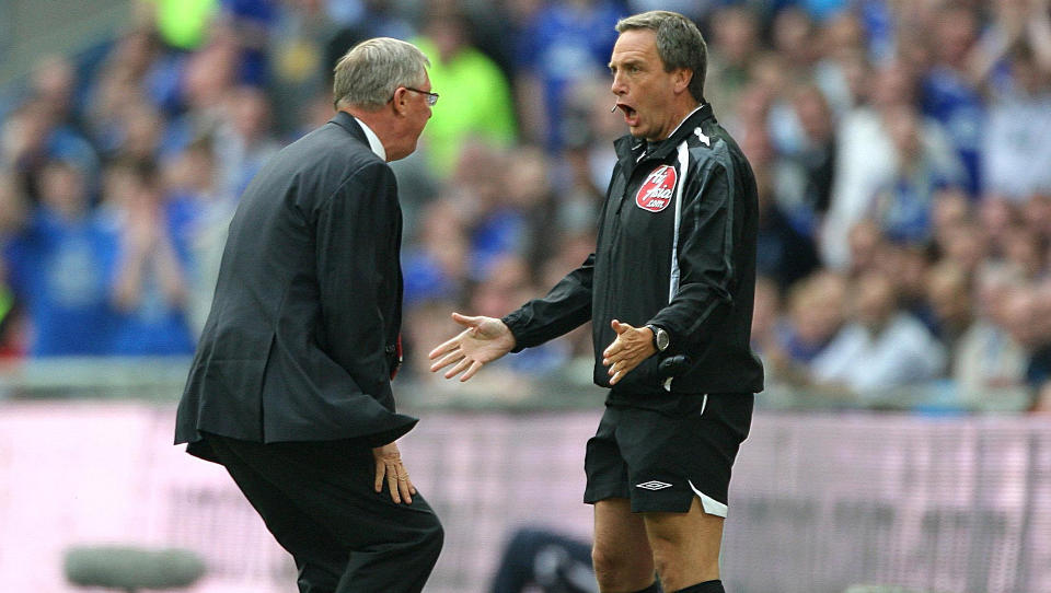 IKKE BARE GODE VENNER: Alex Ferguson straffes med to kampers utestengelse etter uttalelsene han kom med om dommer Alan Wiley.Foto: SCANPIX/AP/PA