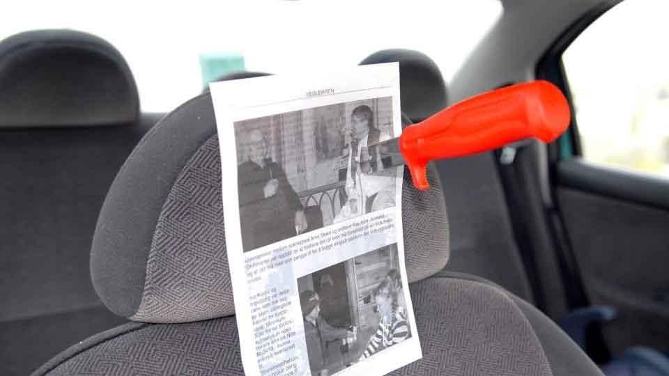 Etter hvert fikk ikke politiet de mange truslene mot presten til � stemme, og i juli i �r ble han siktet for falsk forklaring.
If�lge forsvareren fastholder presten sin forklaring.
FANT BILDE I BILEN: I april fant presten dette bildet i bilen sin. Politiet tror han har gjort det hele selv. Foto: Ole Birger Lien/SETESD�LEN